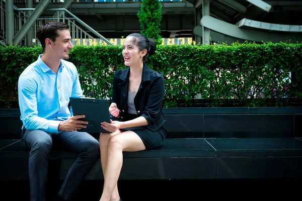 Genç iş liderleri kavramı. Wo tartışan genç iş adamı