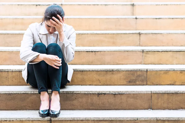 Vrouw zittend op trap buiten drukken. — Stockfoto