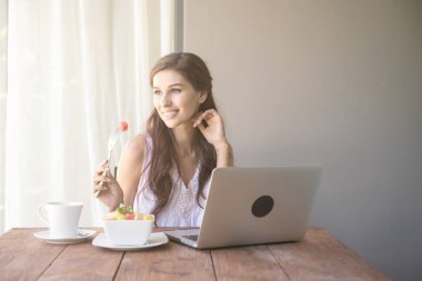 Kahve içer ve dışında çalışan kadın. Dizüstü bilgisayarda onu tatil sırasında bir tropikal çalışan. Beyaz beyaz elbise ile kadın. Çevik. modile ofis kavramı.