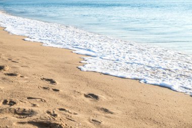 Plaj gün batımı. Günbatımı okyanus dalgaları ve dramatik yüksek kontrast filtre ile kumsalda. Tayland boş altın kumsalda alınan.