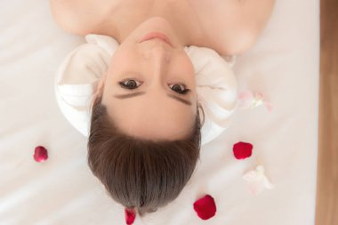 Asya egzotik tatil spa kavramı. Güzel genç Çinli kadın zevk gerçek spa konumda kapalı alınan Spa'da masaj sırasında rahatlatıcı. Üstten Görünüm.