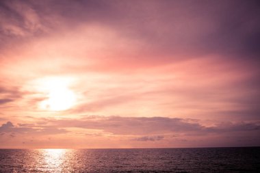 Plaj gün batımı. Günbatımı okyanus dalgaları ve dramatik yüksek kontrast filtre ile kumsalda. Tayland boş altın kumsalda alınan.