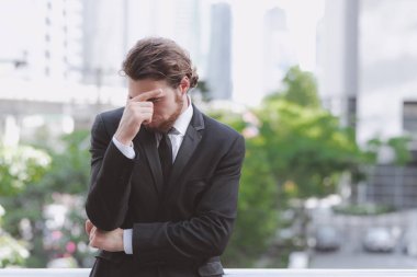 Kendine güvenen genç iş adamı siyah kravat portre. 