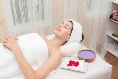 Asya egzotik tatil spa kavramı. Güzel genç beyaz kadın zevk gerçek spa konumda kapalı alınan Spa'da masaj sırasında rahatlatıcı.