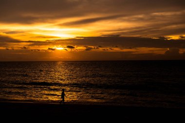 Plaj gün batımı. Günbatımı okyanus dalgaları ve dramatik yüksek kontrast filtre ile kumsalda. Tayland boş altın kumsalda alınan.