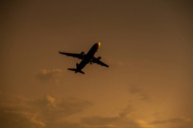 Uçak siluet arka planda güneş ışığı ile çıkar.