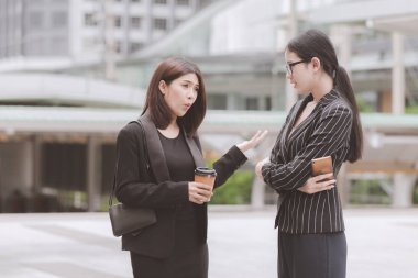 Genç nesil iş takım birlikte kavramı çalışmıyor. Genç iş stajyer Asyalı kadın çok ciddi mücadele ve bağımsız değişkenleri ile Asya kadın menajeri dramatik ifade sahip. Orta atış.