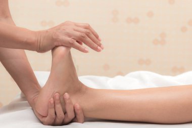 Asya egzotik tatil spa kavramı. Güzel genç beyaz kadın zevk sırasında ayak masajı gerçek spa konumda kapalı alınan Spa'da rahatlatıcı.