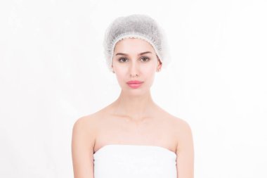 Plastik cerrahi hasta portresi. Plastik cerrahi hasta, güzel beyaz baş kasketi, beyaz havlu, beyaz izole kadın portresi. Plastik Cerrahi operasyon için hazır.