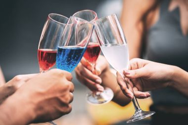 Bir tost ekmegi şampanya bardağı tutan arkadaşlar el. Gerçek pub ayarlarında alınan.