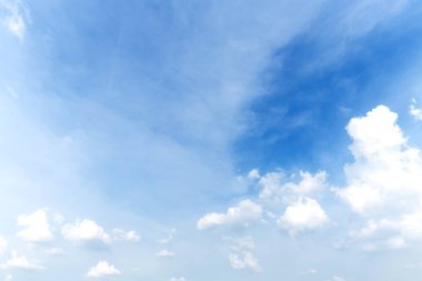 Mavi gökyüzü ve bulut scape. geniş açı çekim.