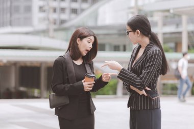Genç nesil iş takım birlikte kavramı çalışmıyor. Genç iş stajyer Asyalı kadın çok ciddi mücadele ve bağımsız değişkenleri ile Asya kadın menajeri dramatik ifade sahip. Orta atış.