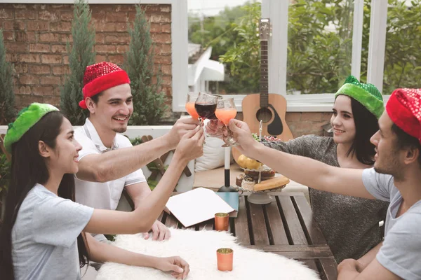 Grupo Amigos Haciendo Una Fiesta Aire Libre Durante Hora Del — Foto de Stock