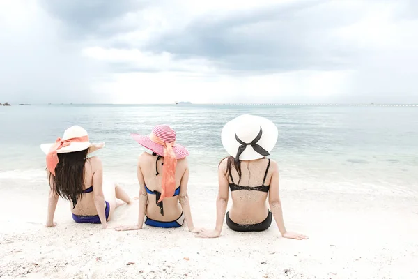 Beautiful Young Single Chinese Women Having Fun Beach Sitting Relaxing — Stock Photo, Image