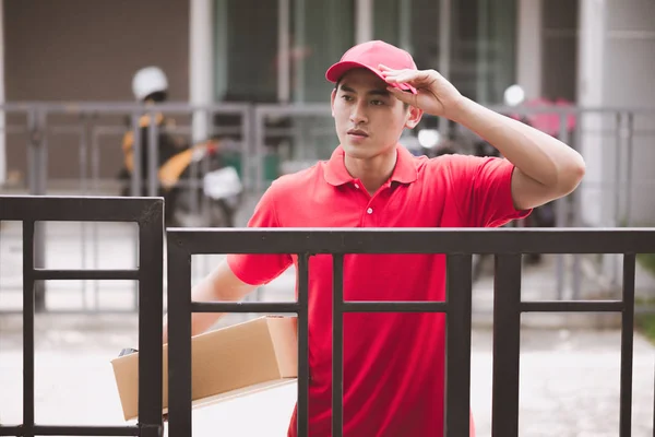 Konsep Muda Karir Logistik Pria Pengiriman Bahagia Mencari Pelanggannya Rumah — Stok Foto