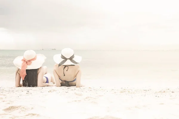 Lindas Jovens Mulheres Chinesas Solteiras Divertindo Praia Sentado Relaxante Usando — Fotografia de Stock