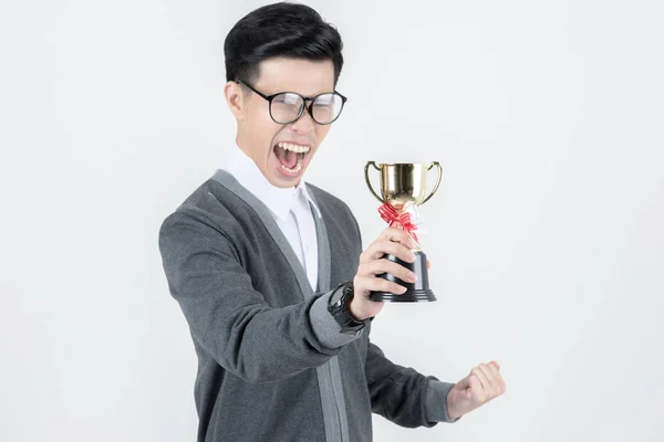 Hombre Nerd Ganando Grande Joven Empollón Asiático Sosteniendo Trofeo Sonriendo — Foto de Stock