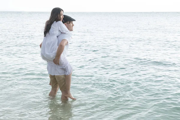 Пара Тримаючи Один Одного Пляжі Молодий Щасливі Міжрасові Пари Пляжі — стокове фото