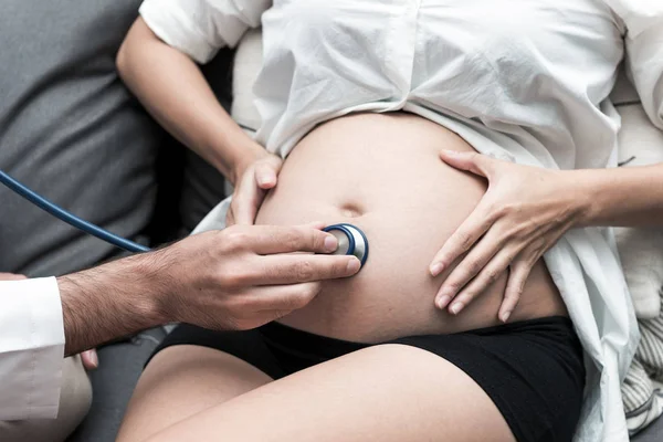 豪斯医生的概念 怀特医生在她家探望一位怀孕的亚裔中国妇女 以便快速检查她的怀孕进度 采取室内与六月老孕妇 — 图库照片