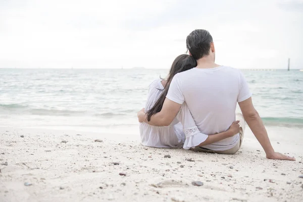 Casal Abraçar Praia Jovem Casal Interracial Feliz Praia Segurando Uns — Fotografia de Stock