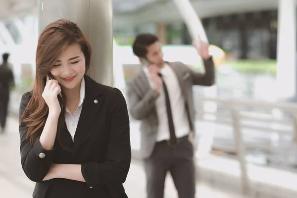 Selbstbewusste Junge Geschäftsfrau Schicken Bürokleid Telefon Schöne Weiße Asiatische Arbeiterin — Stockfoto