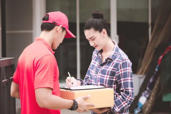 Konsep Muda Karir Logistik Pria Pengiriman Bahagia Memberikan Paketnya Kepada — Stok Foto