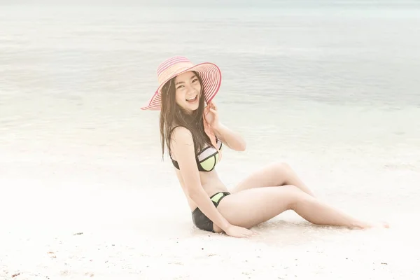 Beautiful Young Single Chinese Woman Having Fun Beach Sitting Happy — Stock Photo, Image