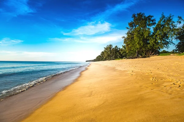 Plaj gün batımı. Günbatımı okyanus dalgaları ve dramatik yüksek kontrast filtre ile kumsalda. Tayland boş altın kumsalda alınan.