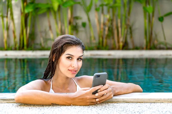 Belle Jeune Femme Blanche Célibataire Dans Piscine Utilisant Téléphone Portable — Photo