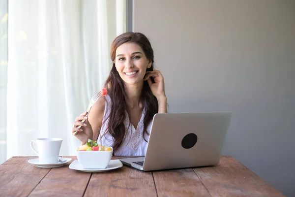 Una Donna Che Prende Caffe Lavora Fuori Lavorare Laptop Durante — Foto Stock