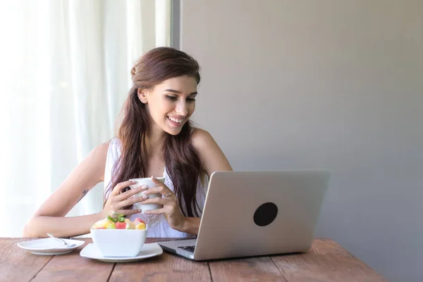 Una Donna Che Prende Caffe Lavora Fuori Lavorare Laptop Durante — Foto Stock