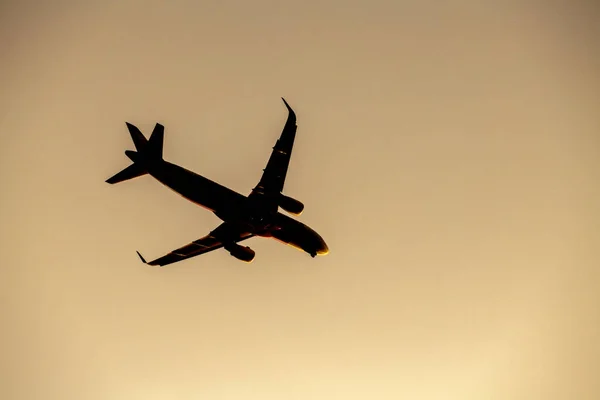 Flugzeug Hebt Silhouette Mit Sonnenlicht Hintergrund — Stockfoto