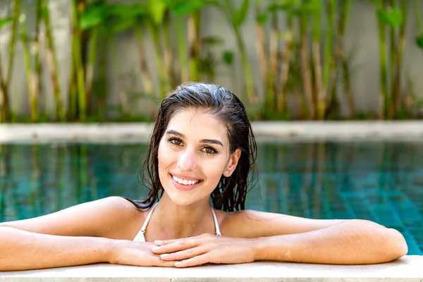 Beautiful Young Single White Woman Pool Relaxing Pool Wearing White — Stock Photo, Image