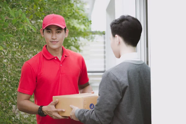 Konsep Muda Karir Logistik Pria Pengiriman Bahagia Memberikan Paketnya Kepada — Stok Foto