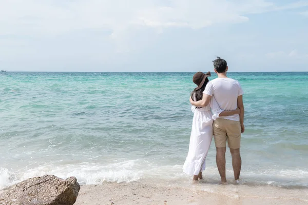 Casal Abraçar Praia Jovem Casal Interracial Feliz Praia Segurando Uns — Fotografia de Stock