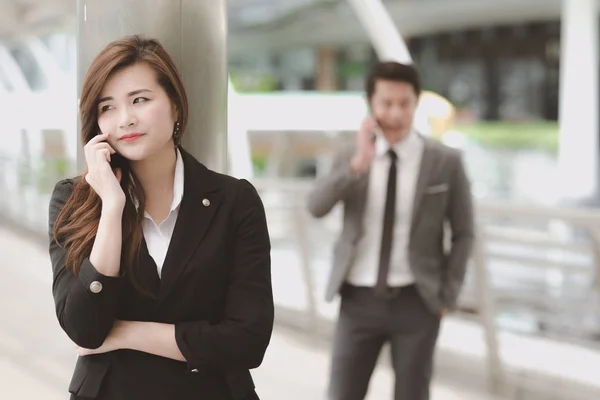 Młodego Biznesu Kobieta Sukni Smart Office Telefonie Piękny Biały Azjatyckich — Zdjęcie stockowe