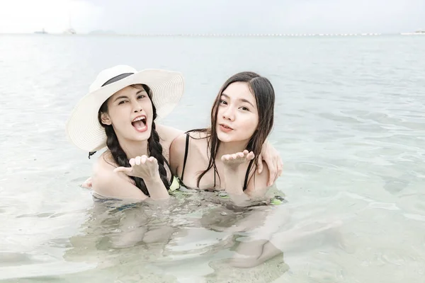 Gruppo Belle Giovani Donne Single Cinesi Che Divertono Sulla Spiaggia — Foto Stock