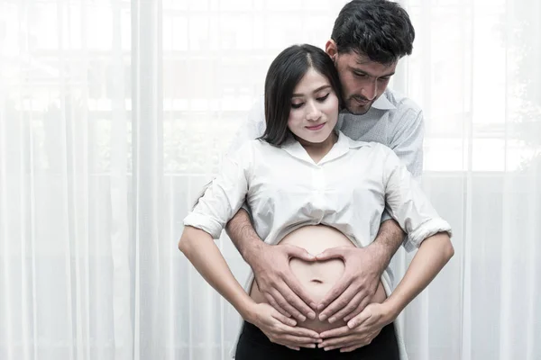 Konzept Der Gemischten Ethnischen Elternschaft Porträt Einer Jungen Schwangeren Chinesin — Stockfoto