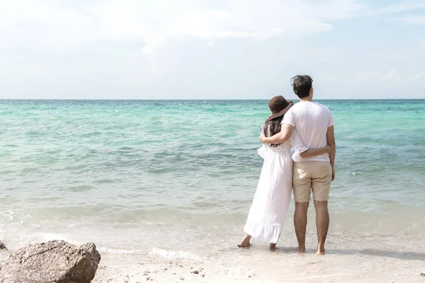 Пара Тримаючи Один Одного Пляжі Молодий Щасливі Міжрасові Пари Пляжі — стокове фото