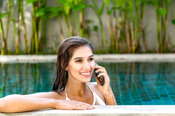 Beautiful Young Single White Woman Pool Talking Mobile Phone Wearing — Stock Photo, Image