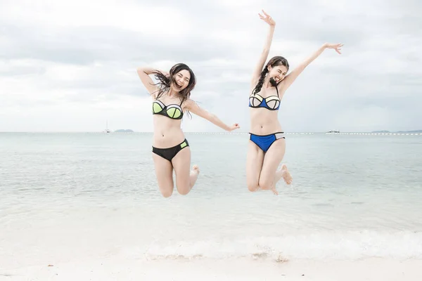 Grupo Hermosas Mujeres Chinas Solteras Jóvenes Divirtiéndose Playa Saltar Usar — Foto de Stock