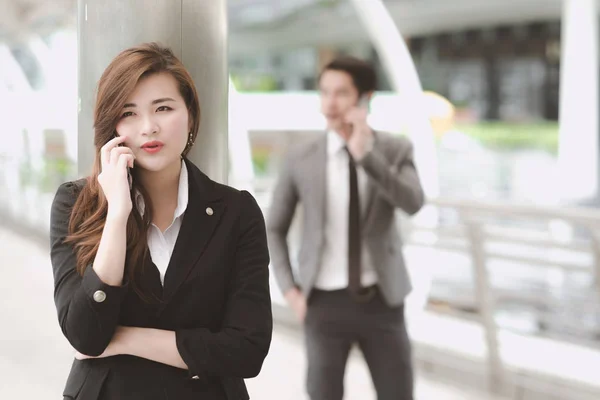 Selbstbewusste Junge Geschäftsfrau Schicken Bürokleid Telefon Schöne Weiße Asiatische Arbeiterin — Stockfoto