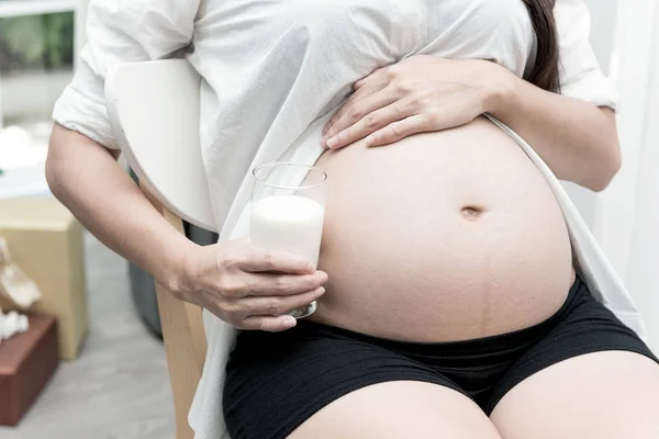 Gesundes Chinesisches Mutterschaftskonzept Junge Schwangere Chinesin Die Hause Ein Glas — Stockfoto