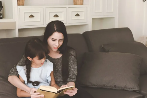Madre Leggendo Libro Figlia Salotto Insieme Famiglia Divertente Concetto Tempo — Foto Stock