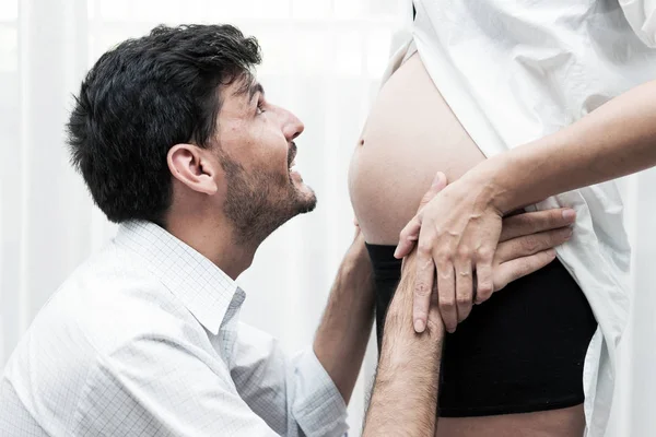 混合种族父母的概念 年轻的中国人怀孕的画像与她的白人男性丈夫看着她的肚子高兴 采取室内与真正的六月大孕妇 — 图库照片