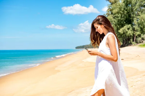 Linda Jovem Mulher Branca Solteira Praia Usando Telefone Celular Chamando — Fotografia de Stock