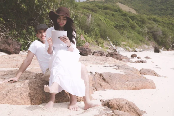 Ζευγάρι Στην Παραλία Ανάγνωση Του Βιβλίου Νέοι Ευτυχισμένη Διαφυλετικα Ζευγάρι — Φωτογραφία Αρχείου