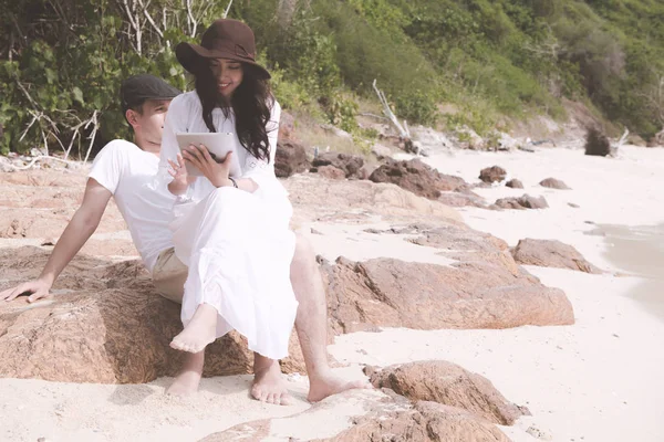 Ζευγάρι Στην Παραλία Ανάγνωση Του Βιβλίου Νέοι Ευτυχισμένη Διαφυλετικα Ζευγάρι — Φωτογραφία Αρχείου