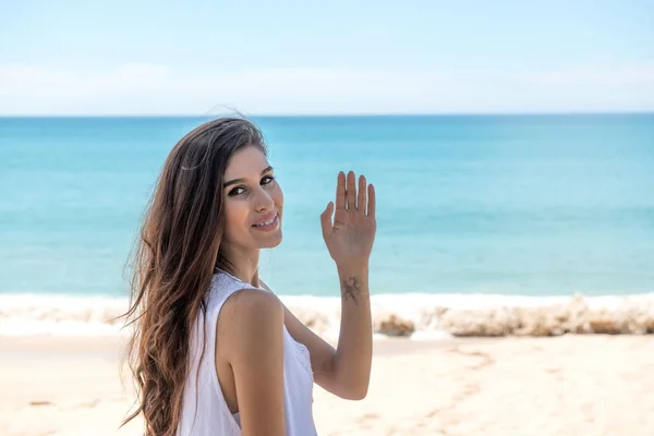 Hermosa Joven Mujer Blanca Soltera Playa Pie Feliz Saludando Cámara — Foto de Stock