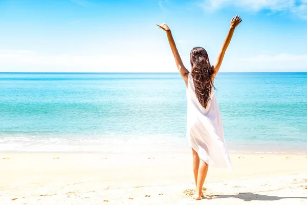 Schöne Junge Alleinstehende Weiße Frau Strand Stehen Glückliche Freiheit Pose — Stockfoto